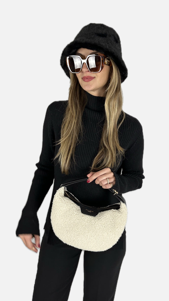 „Kitz Bag“ Halbmond-Tasche aus Lammfellimitat